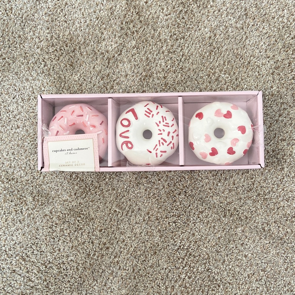 NIB Cupcakes & Cashmere Valentine's Day Donuts